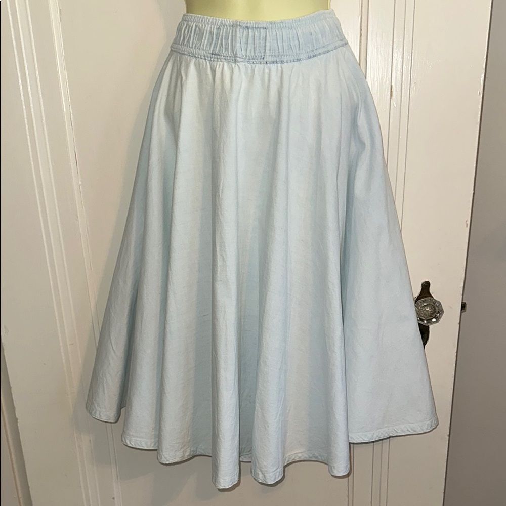 Vtg 80s V-8 Group light blue wash knee length full skirt with elastic waistband